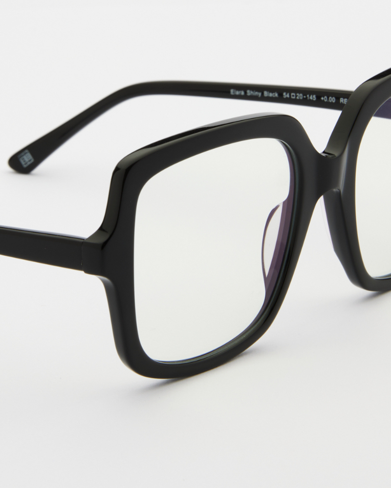Elara Shiny Black Readers